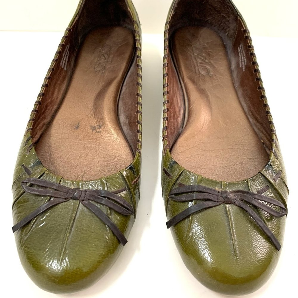 Bolo green flat with brown stylish details